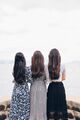Drei Frauen mit langen Haaren von hinten.jpg