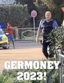 Migrant und deutscher Polizist im Deutschland 2023.jpg