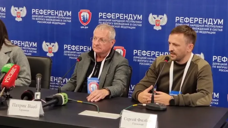 File:Sergey Filbert und Patrik Baab sprechen zu russischen Medien im Presseraum der Wahlkommission.webp