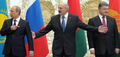 Alexander Lukaschenko mit Wladimir Putin (l.) und Petro Poroschenko (r.).webp