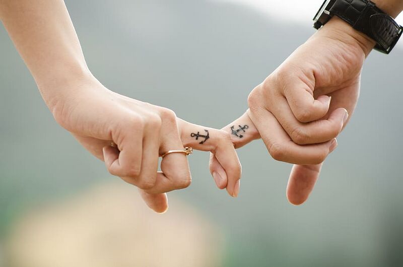 File:Anchor-couple-fingers-friends-commons.jpg