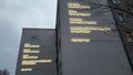 Das Gedicht von Eugen Gomringer leuchtet mit neuer Strahlkraft auf einer Fassade der Wohnungsgenossenschaft Gruene Mitte.jpg