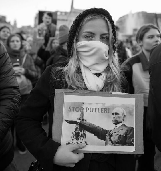 Datei:Demonstrator shows picture collage with Hitler giving the Hitler salute with Putins head.jpg