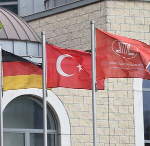 Flaggen Deutschlands der Tuerkei und der DITIB.jpg