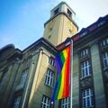 Homo-Flagge als einzige Flagge vor Rathaus Spandau.jpg