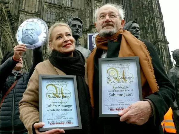 Datei:Karlspreis 2020 for Sabiene Jahn and Julian Assange.webp