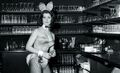 Playboy-Bunny an der Bar.jpg