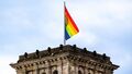 Regenbogenflagge auf dem Reichstagsgebaeude.jpg