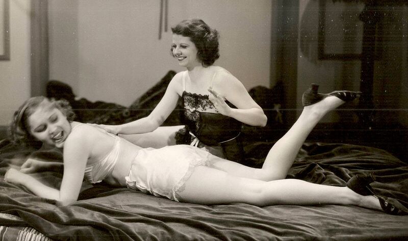 Datei:Slaves in Bondage (brothel scene).jpg