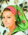 Sophia Loren mit Kopftuch.jpg
