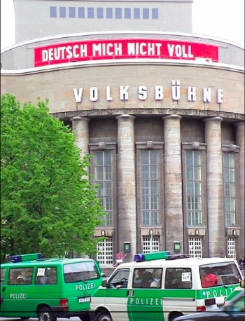 File:Volksbuehne Berlin - Deutsch mich nicht voll.webp