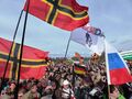 Wirmer-Flaggen und Russland-Flagge auf Pegida-Demo in Dresden.jpg